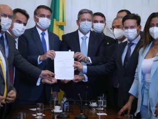Presidente Jair Bolsonaro assina MP que aumentará o alíquota do IOF para cutear o novo Auxilio Brasil