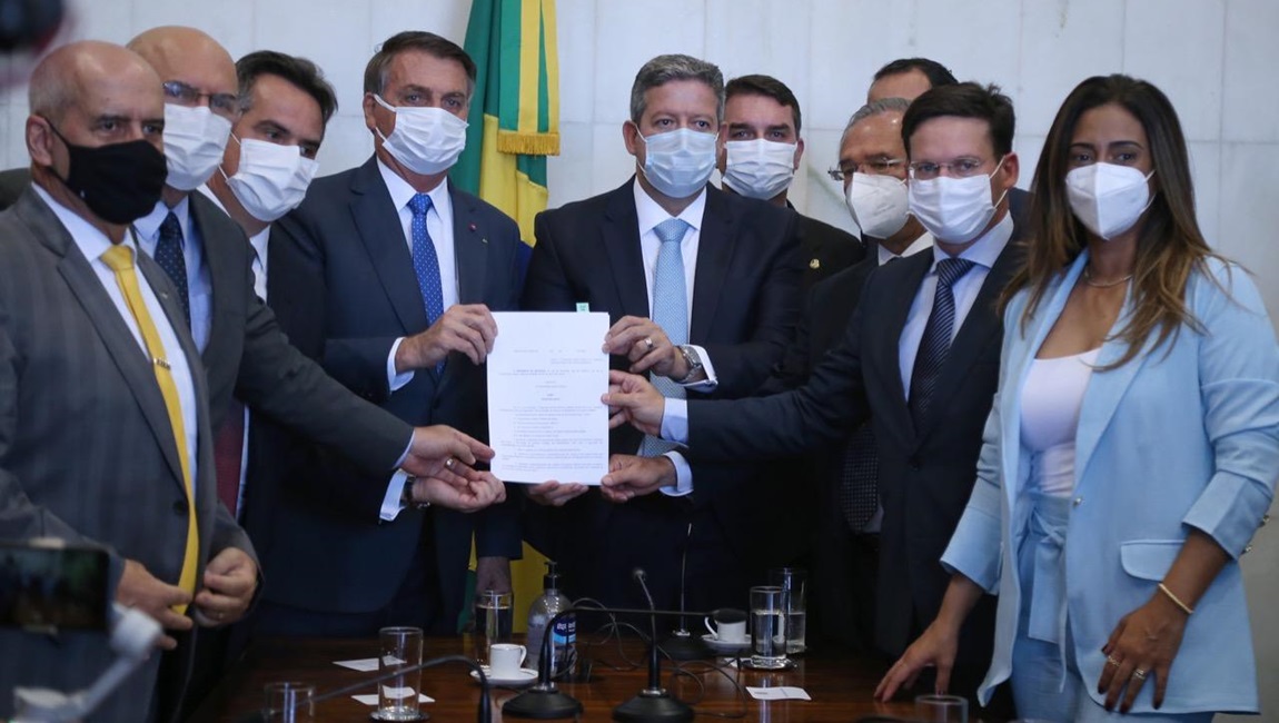 Presidente Jair Bolsonaro assina MP que aumentará o alíquota do IOF para cutear o novo Auxilio Brasil