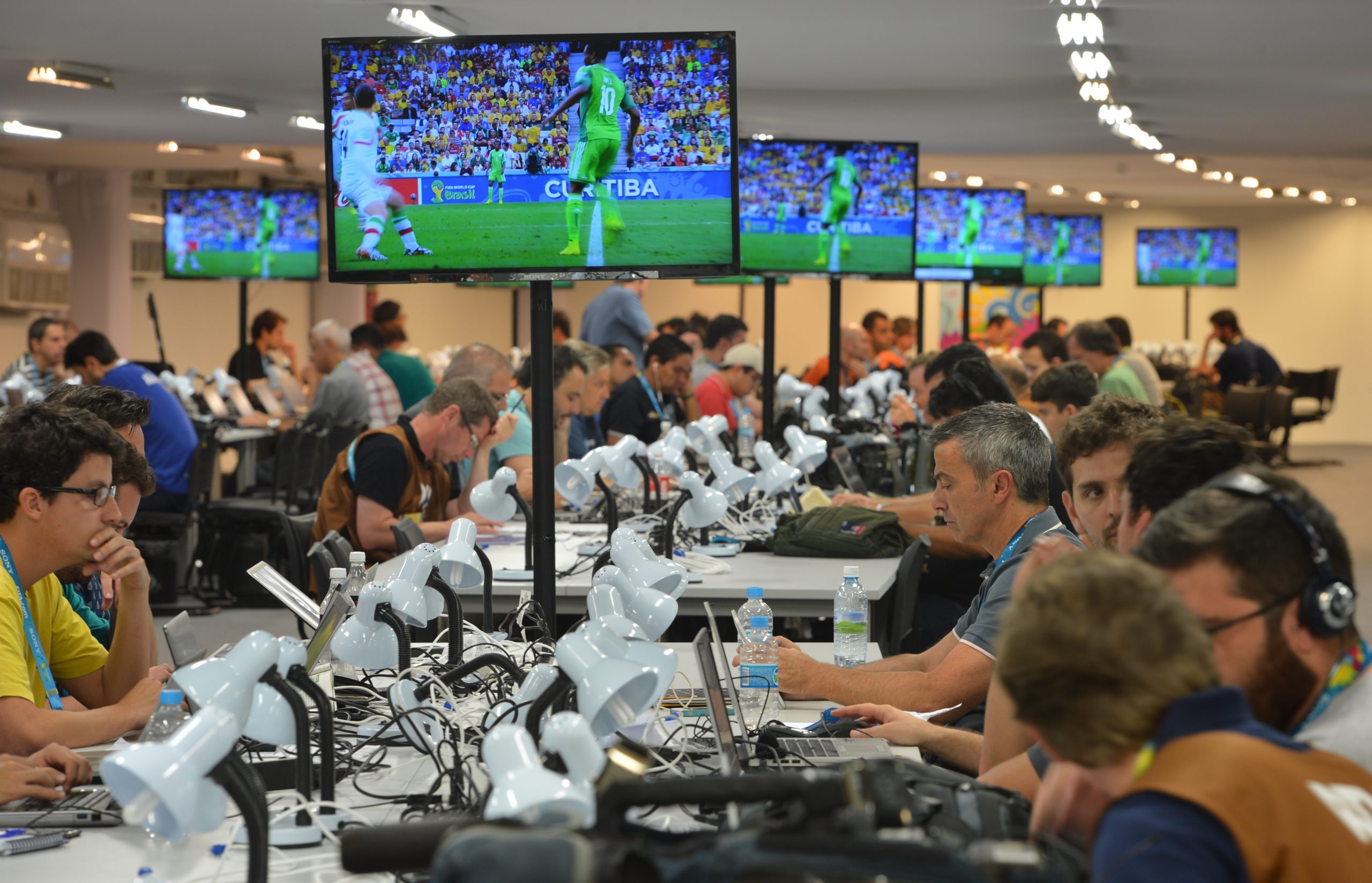 A menos de seis meses para o início, a Copa do Mundo já começou para o comércio