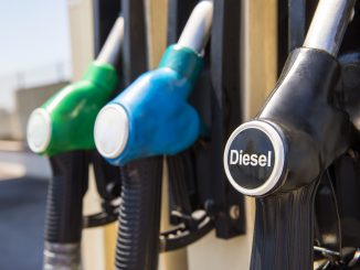 Refinarias têm redução de 5,8% no diesel. A partir de amanhã, o produto que atualmente tem média de R$ 4,89 por litro, terá queda de R$ 0,30.