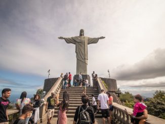 Turismo no Brasil teve impacto de US$ 2,7 bilhões Um levantamento feito pela CNC (Confederação Nacional do Comércio de Bens, Serviços e Turismo) mostra o retorno do turismo internacional após o arrefecimento da pandemia de Covid-19.