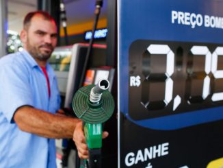 Preço do diesel no Brasil recua 2% em outubr. O preço médio do combustível apresentou recuo de 2% no mês de outubro em comparação ao mês de setembro.