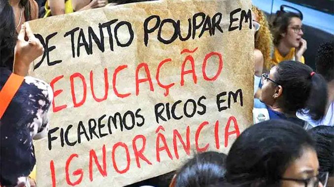 Governo Bolsonaro corta R$ 2,4 bilhões do MEC