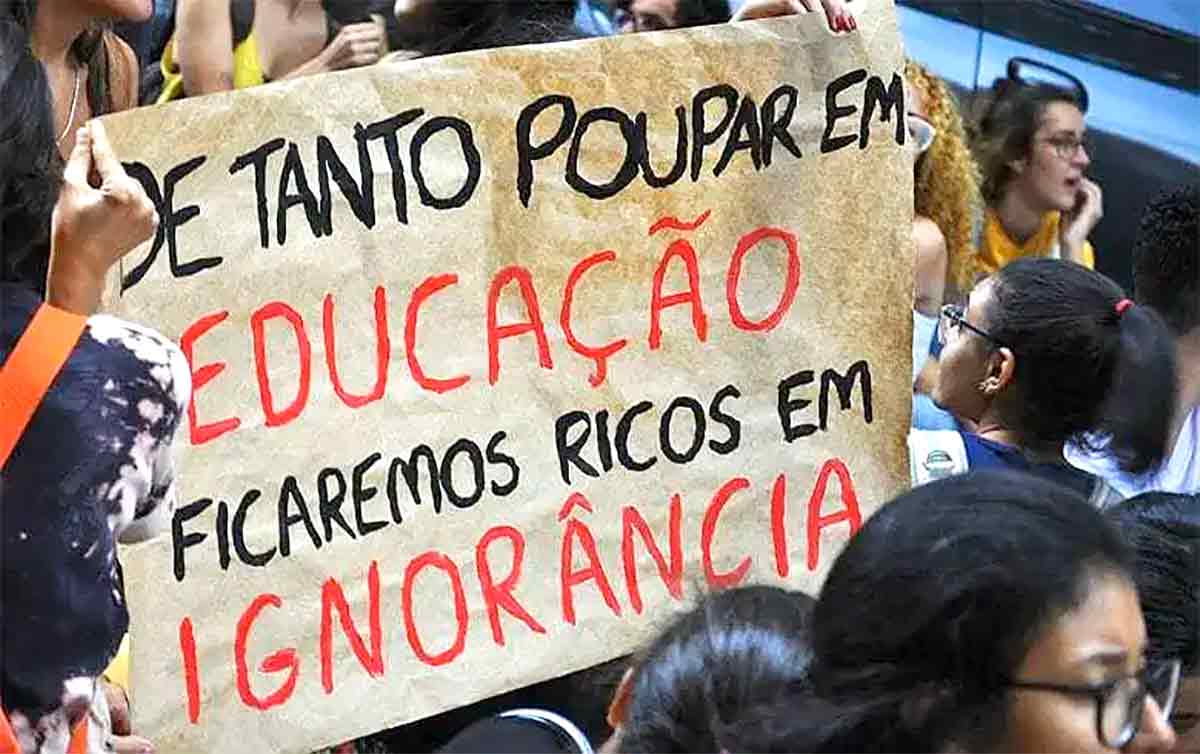 Governo Bolsonaro corta R$ 2,4 bilhões do MEC