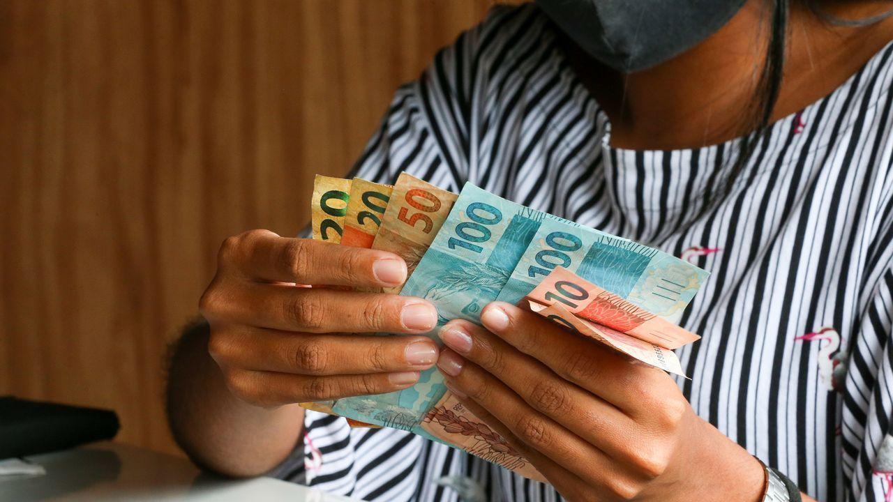 13º Salário: Segundo cálculo do CNC (Confederação Nacional de Bens, Serviços e Turismo), o valor a ser injetado na economia deve ser de R$ 112,9 bilhões.