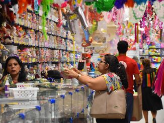 Vendas no comércio crescem pelo 3º mês seguido. O comércio varejista registrou alta de 0,4% entre setembro e outubro. Setembro havia registrado 1,2%.