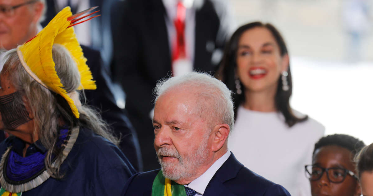 Presidente Lula toma posse para 3º mandato. O ato fundante do início do mandato presidencial conta com a subida da rampa do Palácio do Planalto.