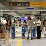 Comércio e entrega de produtos negociados pela web no metrô